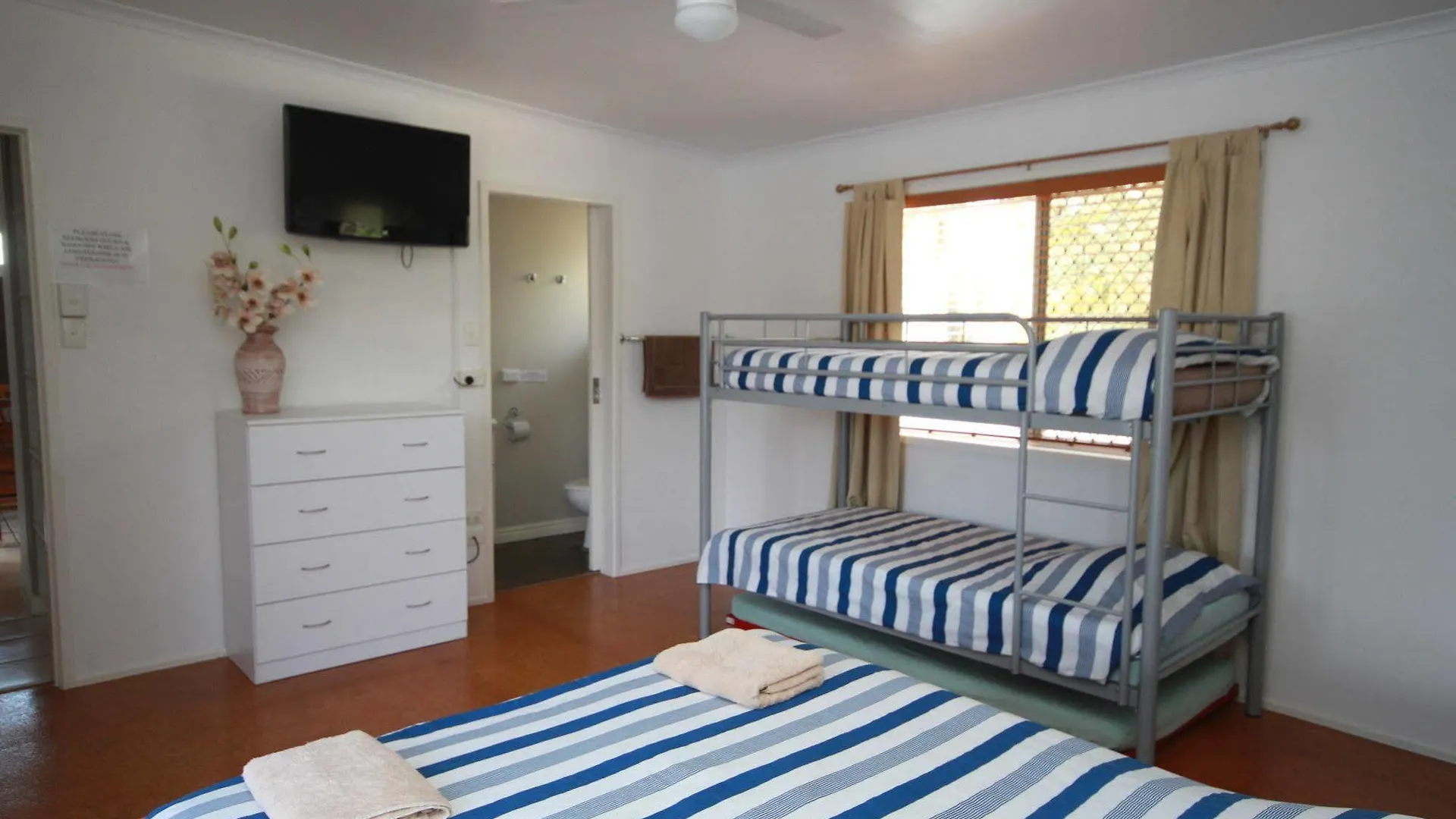 Seaforth Holiday Units 3*,